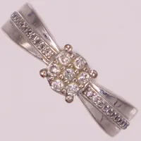 Ring med diamanter 29x ca0,05ct, stl 15, bredd 1,5-5mm, vitguld, GHA. 18K  Vikt: 2,5 g