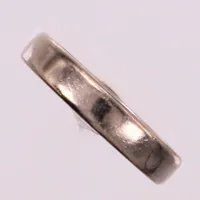 Ring med diamant ca 0,06ct enligt gravyr, stl 17, bredd 4mm, vitguld, gravyr. 18K  Vikt: 6 g