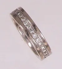 Ring halvallians med diamanter 15x ca 0,02ct, stl 17¼, bredd 5mm, vitguld, gravyr. 18K  Vikt: 8,4 g