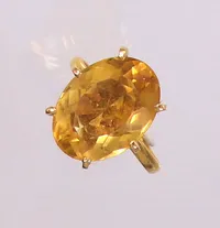 Ring med gul sten, stl 17, bredd ca 2-15,5mm. 18K  Vikt: 4,1 g