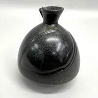 Vas, höjd 11cm, litet nagg på fot, grönglaserad keramik, osignerad. Vikt: 0 g