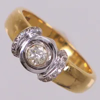 Ring med diamanter 1x ca 0,18ct och 16x ca 0,005ct 8/8-slipade, stl 17¼, bredd 2,5-7mm, tvåfärgad. 18K Vikt: 4,1 g