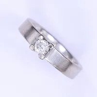 Ring med diamant totalt 0,20ct, stl 15¾, bredd 4-5mm, vitguld, gravyr, 18K Vikt: 7,2 g