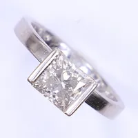 Ring vitguld med princesslipad diamant ca 1,98ct, light green/brown/gray/piqué, stl 19, bredd 3,2mm, höjd ca 8,5mm, 18K  Vikt: 7,1 g