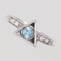 Ring, blå/vita stenar, stl 16¼, bredd 1,9 - 7,9mm, vitguld 18K  Vikt: 2 g