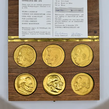  Guldmedaljer, 18K, Svenska Nobelpristagare i litteratur 1909-1974, sex stycken, Ø50 mm, utgivna 1974 av Svenska Medaljgillet AB, total upplaga i guld 18K 50 ex, denna serie nr 17, originalschatull i trä, certifikat, guldvikt 514,5g 