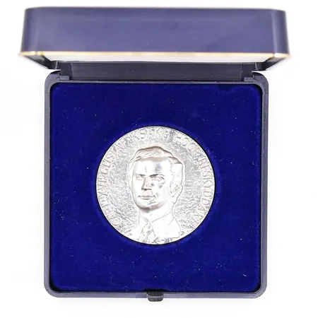 Medalj, platina, Kungliga Svenska Aeroklubben 75 år, Carl XVI Gustaf  KSAK:s Högre Beskyddare, Ø45mm, total upplaga i platina 50 ex, denna serie nr 4, originalask, äkthetsintyg,  Vikt: 74,3 g