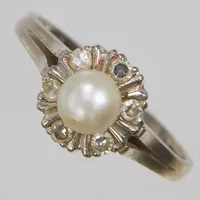Ring, odlad halvpärla, åttkantslipade diamanter 6xca0,02ct, Ø17, bredd:1,2-9mm, Göteborg 1963, vitguld, 18K. Vikt: 3,5 g