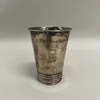 Pokal, höjd 10,5cm, gravyr, buckla, 830/1000 silver Vikt: 73,4 g