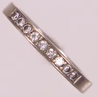 Ring med diamanter 9x ca0,03ct, stl 17½, bredd 2,7mm, vitguld, gravyr. 18K  Vikt: 4,4 g
