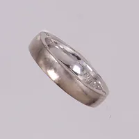 Ring, slät med briljantslipade diamanter på sidan, 6x0,01ct, stl 16¾, Hanno Stockholm, gravyr, vitguld  Vikt: 7,5 g