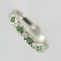 Ring med diamanter totalt ca 0,08ct samt gröna stenar, stl 17½, vitguld, repig, 18K, 3,5g 