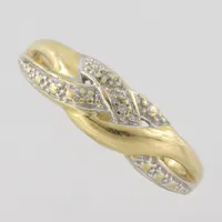 Ring,mönstrad med genombruten dekor och någon liten diamant, storlek 18 mm,18 k. Vikt: 3 g