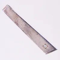 Slipsklämma med vit sten, ca 8,5x50mm, silver 835/1000. Finns för visning på Pantbanken Kista Vikt: 5,5 g