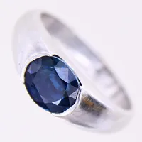 Ring med blå safir, troligen syntetisk, stl 18¼, bredd 2,9 - 6,8mm, safir med minimala slitage, vitguld, 14K Vikt: 6,9 g