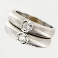 Ring, diamanter 2 x ca 0,10ct, 17½, bredd 7-10mm, vitguld, matterad yta, punktlödning, gravyr, 18K.  Vikt: 8,8 g