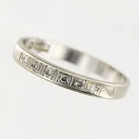 Ring, diamanter 0,04ct enligt gravyr, 8/8-slipade, stl 17¼, bredd 2,5mm, slitage på infattning, vitguld, 18K.  Vikt: 2,3 g