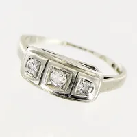 Ring, diamanter 0,15ctv enligt gravyr, stl 16, bredd 0,2-5,5mm, vitguld, tunn skena baktill,   18K. Vikt: 3,1 g