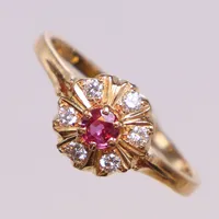 Ring med diamanter 6x ca 0,03ct och röd sten, stl 18½, bredd 1-9mm, Cesons, Göteborg 1985, 18K Vikt: 3,3 g