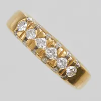 Ring, briljantslipade diamanter 6xca0,04ct + 11xca0,01ct, Ø16½, bredd:3,5-5mm, en sten fattas, 18K. Vikt: 4,7 g