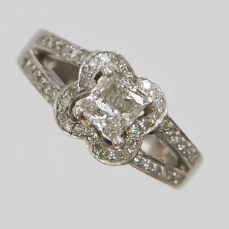 Ring, prinsesslipad diamant ca0,45ct Pique, åttkantslipade 48xca0,005ct, Ø16½, bredd:2,5-8,5mm, mittstenen har en fjäder som når ytan, vitguld, 14K. Vikt: 2,4 g