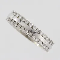 Ring med diamanter ca 30x0,015ct , stl 17½mm, bredd ca 4,5mm,  18k vitguld  Vikt: 5,7 g