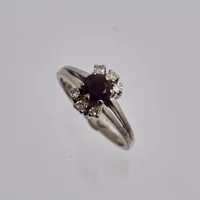 Ring i 18K vitguld, stl 16½, bredd 1,8-9,4mm, 1st lila sten, mått Ø5,2mm, 6st Diamanter, mått 1,8mm, vikt 4,9g.