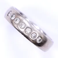 Ring med troligtvis syntetiska diamanter, totalt ca 0,20ct, stl 17½, bredd 5mm, 18K  Vikt: 5,8 g