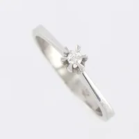 Ring vitguld med diamant 0,05ct enligt gravyr, stl 15¾, bredd 1-2,5mm, höjd 7mm, 18K Vikt: 2 g