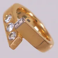 Ring med diamanter 3x ca0,15ct,  2x ca0,02ct, stl 14¼, bredd 4,7-11mm. 18K  Vikt: 8,7 g