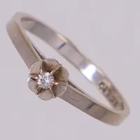 Ring med diamant 0,03ct, stl 16, bredd 1,7-4,6mm, vitguld, Guldfynd. 18K   Vikt: 1,8 g