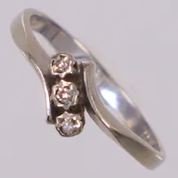 Ring med diamanter 3x ca 0,01ct 8/8-kantslipade, stl 16, bredd ca 2-5mm, vitguld. 18K  Vikt: 2,1 g