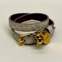 Armband Double wrap skull bracelet, Alexander McQueen, grått läder, total längd ca 40cm, dustbag, originalkartong.  Vikt: 0 g