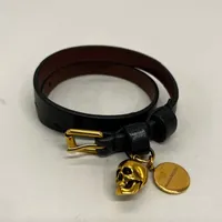 Armband Double wrap skull bracelet, Alexander McQueen, svart läder, total längd ca 43cm, skadad dustbag, originalkartong.  Vikt: 0 g