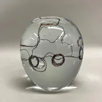 Glasskulptur, höjd 15cm, Monika Domert och Micke Johansson, märkt M D,  etikettmärkt Moch design, klar glasmassa med bilar i ståltråd, bubblor Vikt: 0 g Skickas med postpaket.