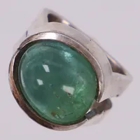 Ring med cobochonslipad grön turmalin, stl 14½, bredd 7,6-13mm, Rey Urban, 1965, 925/1000 silver  Vikt: 8,5 g