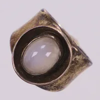 Ring med vit sten, stl 17, bredd ca 6-16mm. 830/1000 silver Vikt: 8,2 g