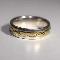 Ring, Ø 19, bredd 6 mm, graverad, 18k/silver 8,1g Vikt: 8,1 g