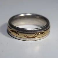 Ring, Ø 17¼, bredd 6 mm, graverad, 18k/silver 7,3g Vikt: 7,3 g