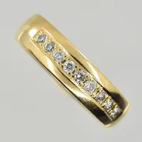 Ring med diamanter 0,16ctv, stl 16½, bredd 4 mm, gravyr, 18K. Vikt: 5,5 g