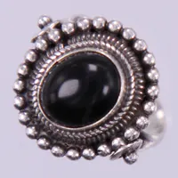 Ring med svart sten, stl: 17½, 925/1000 silver Vikt: 6,3 g