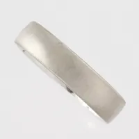 Ring matterad, stl 18½mm, bredd 4,9mm, Schalins Ringar AB , 18k vitguld Vikt: 6,2 g