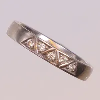 Ring med diamanter 5xca0,02ct, Ø15½, bredd 3mm, vitguld, gravyr 18K Vikt: 2,5 g
