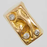 Klackring med 3 briljantslipade diamanter, 0,23ctv enligt gravyr, Ø18¼, bredd: 2,5-11,5mm, H.Engelbert, 18K Vikt: 9 g