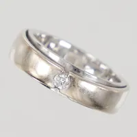 Ring, stl 17½, diamant ca 0,07ct, bredd ca 5 - 6mm, gravyr, vitguld, GHA 18K  Vikt: 9,5 g