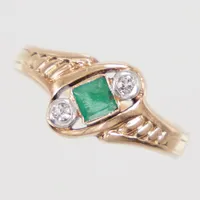 Ring, 2 gammalslipade diamanter ca 0,02ct samt grön sten, liten storlek/skadad skena, 14K Vikt: 2,3 g