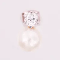 Ett udda örhänge i vitguld med odlad pärla, gammalslipad diamant ca 0,40ct, kvalitet ca W-TCr(H-I)/VS, flertalet nagg på rondisten, pärla med kraftigt slitage, höjd 14mm, 18K vitguld, vikt 2,1gr Vikt: 2,1 g