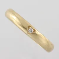 Ring slät med hjärta och en diamant ca 0,02ct, Guldsmed Erik G Johansson Arvika 1964, storlek 18.5 mm, bredd 3.4 mm, 18 k. Vikt: 3 g