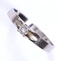 Ring med diamant ca 0,01ct, stl 18½, bredd 2-3,5mm, GFAB, 18K Vikt: 1,9 g