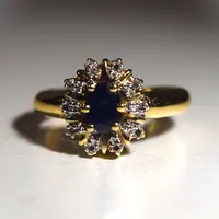 Carmosé ring med safir och10  diamanter 0,05ct, Ø 16mm, bredd 12 x 10 mm, 18K. Nypris 8498kr Guldfynd Vikt: 4,7 g